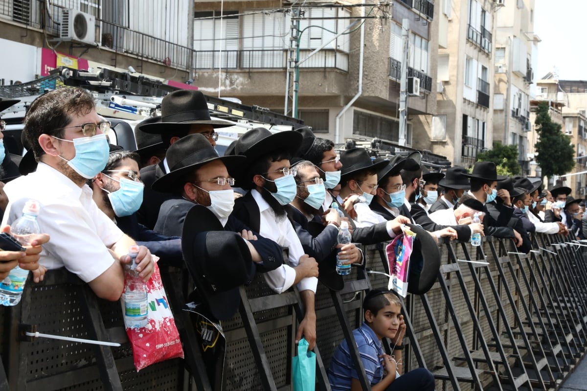 הגר"ש בעדני  פרץ בבכי בלווית רעיתו: "כזו צדיקה" • צפו