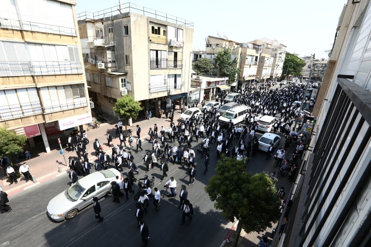 הגר"ש בעדני  פרץ בבכי בלווית רעיתו: "כזו צדיקה" • צפו