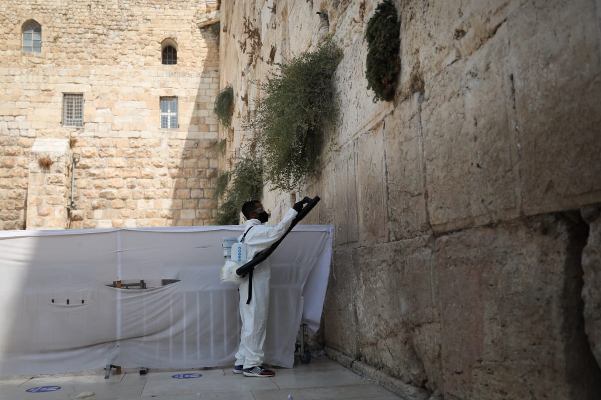 בצל ה'קורונה': הכותל המערבי עבר ניקוי וחיטוי • צפו