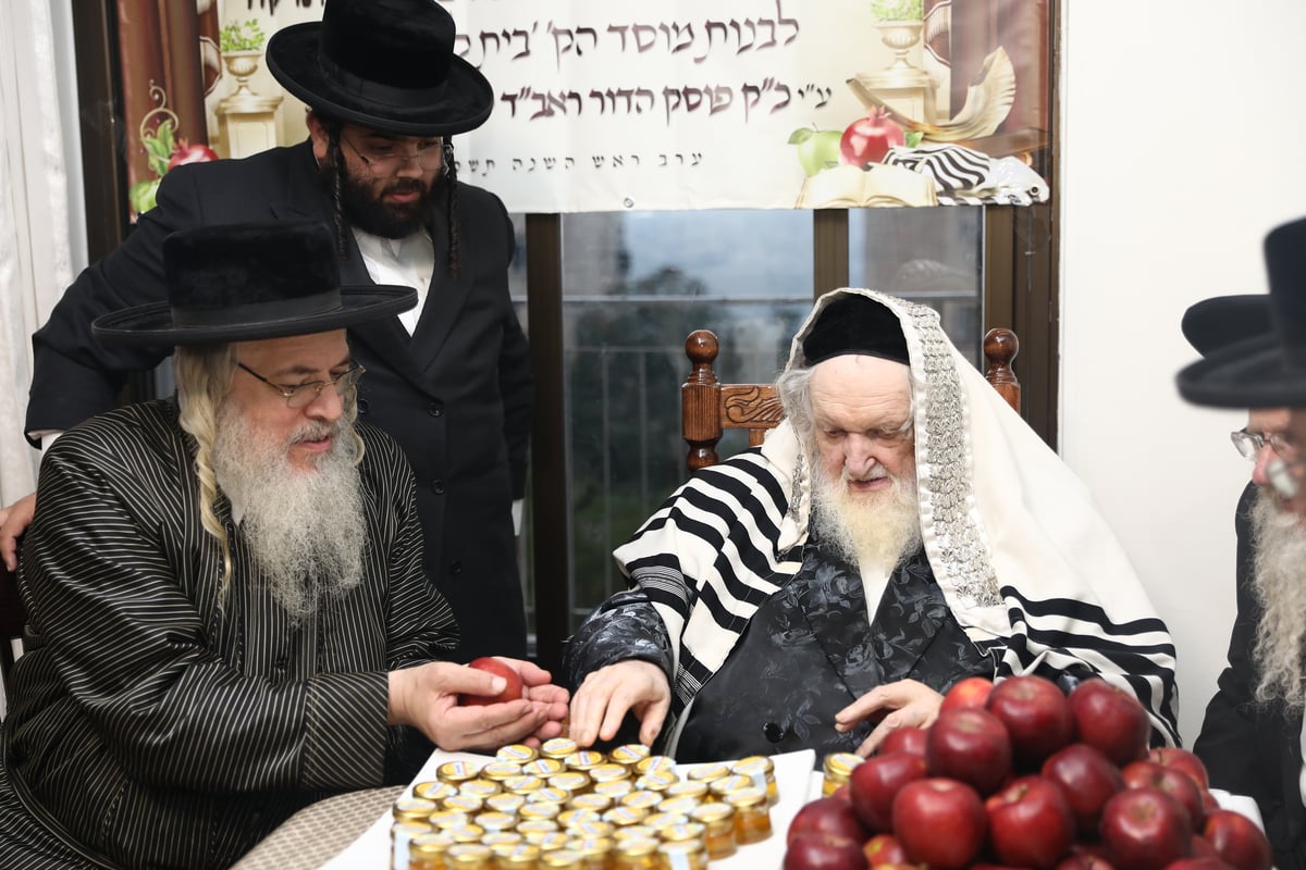 ראב"ד העדה בירך את התפוחים והדבש עבור בנות 'בית לפליטות'