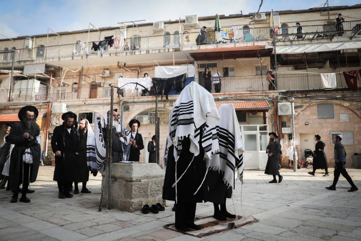 חסידי תולדות אהרון בברכת כהנים בנץ החמה, ברחבה של שכונת בתי אונגרין; מחזה נדיר בשכונה, תמונה שרק תקופת ה'קורונה' הביאה לנו...