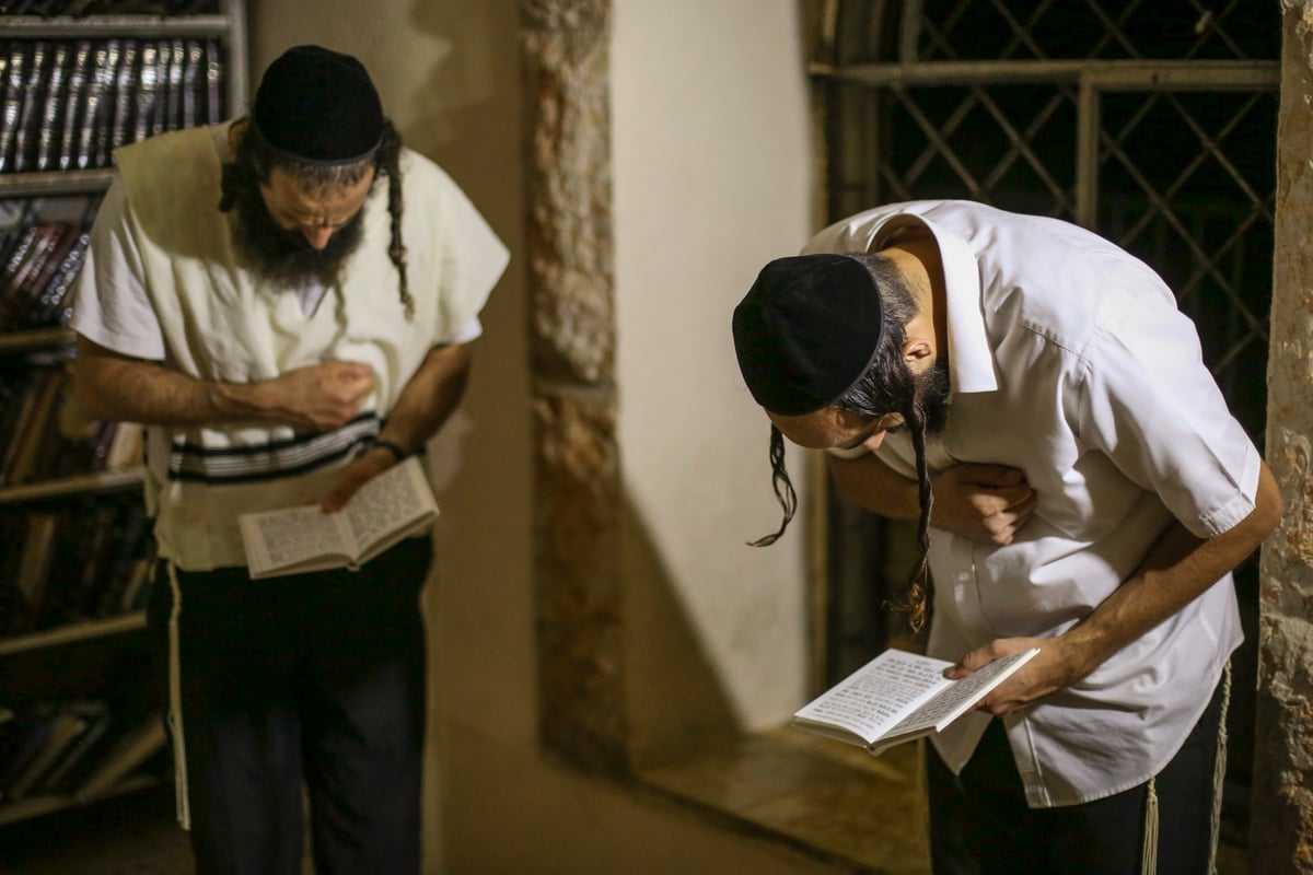 אמירת הסליחות האחרונות במירון ובעמוקה