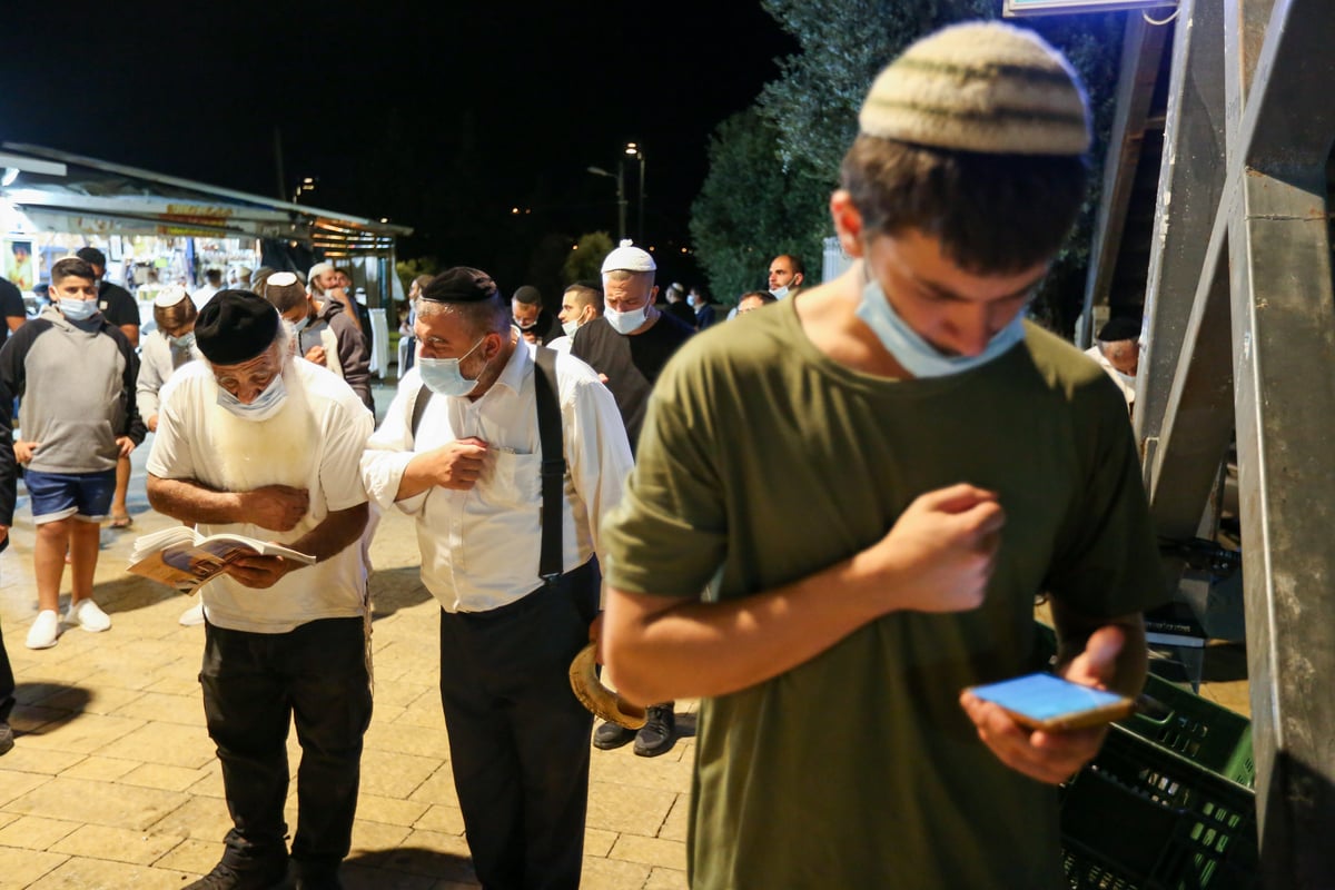 אמירת הסליחות האחרונות במירון ובעמוקה