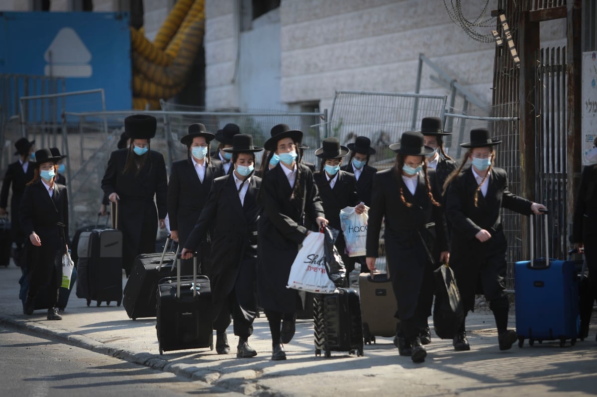 תיעוד: בחורי חסידות  גור הגיעו לבית המדרש