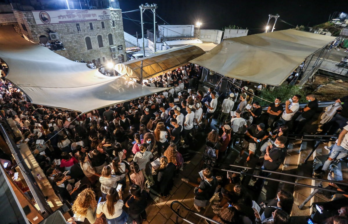 אמירת הסליחות האחרונות במירון ובעמוקה