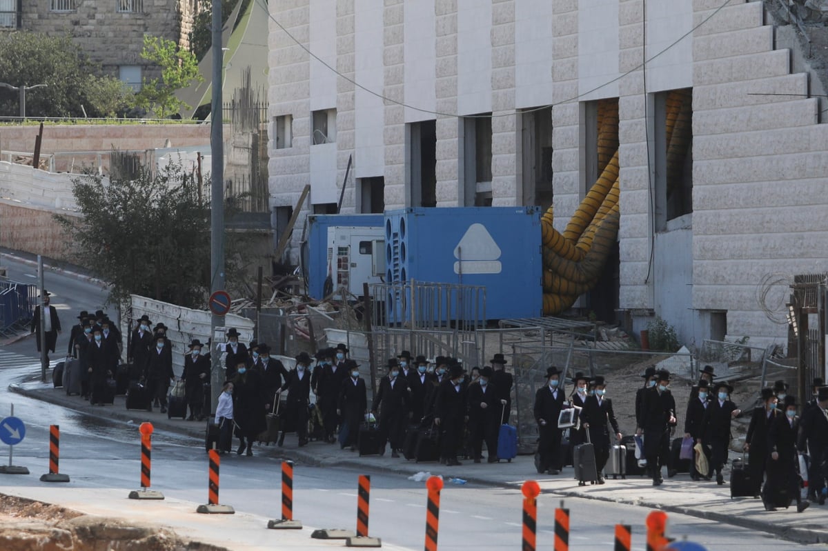 תיעוד: בחורי חסידות  גור הגיעו לבית המדרש