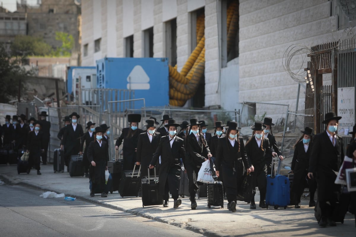 תיעוד: בחורי חסידות  גור הגיעו לבית המדרש