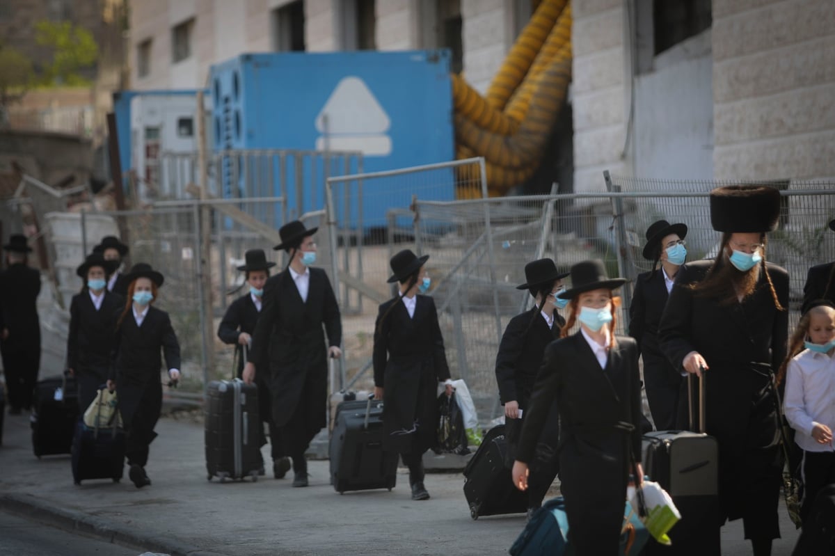 תיעוד: בחורי חסידות  גור הגיעו לבית המדרש