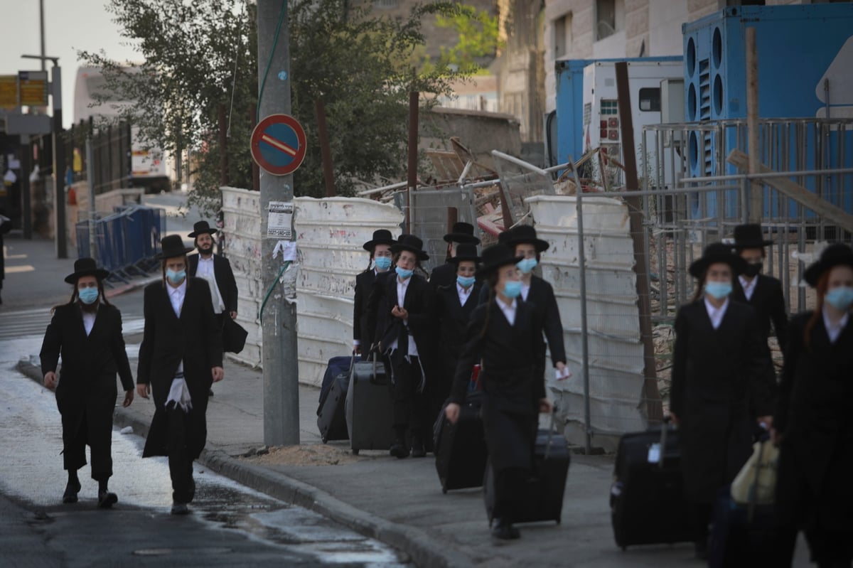 תיעוד: בחורי חסידות  גור הגיעו לבית המדרש