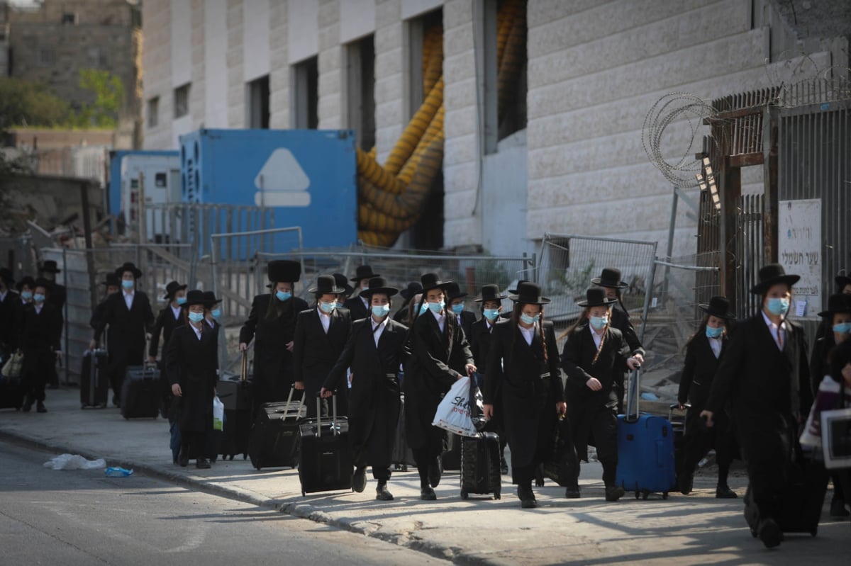 תיעוד: בחורי חסידות  גור הגיעו לבית המדרש