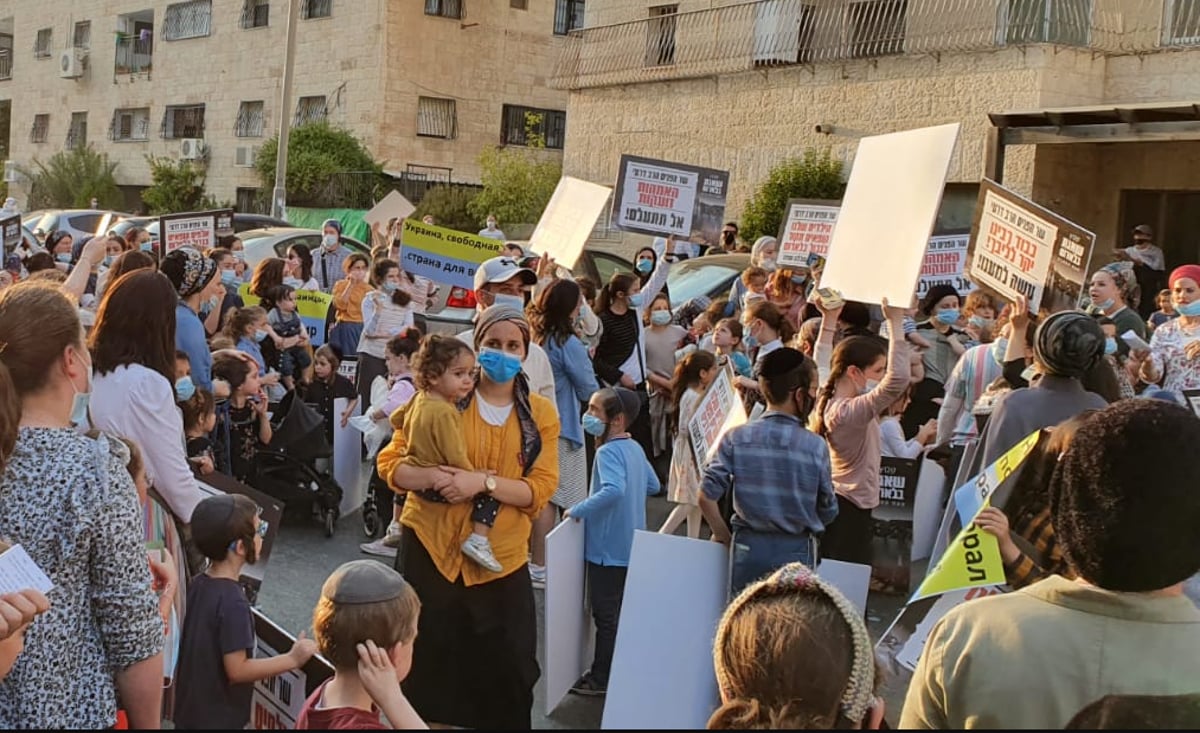 נשות ברסלב תחת ביתו של השר אריה דרעי