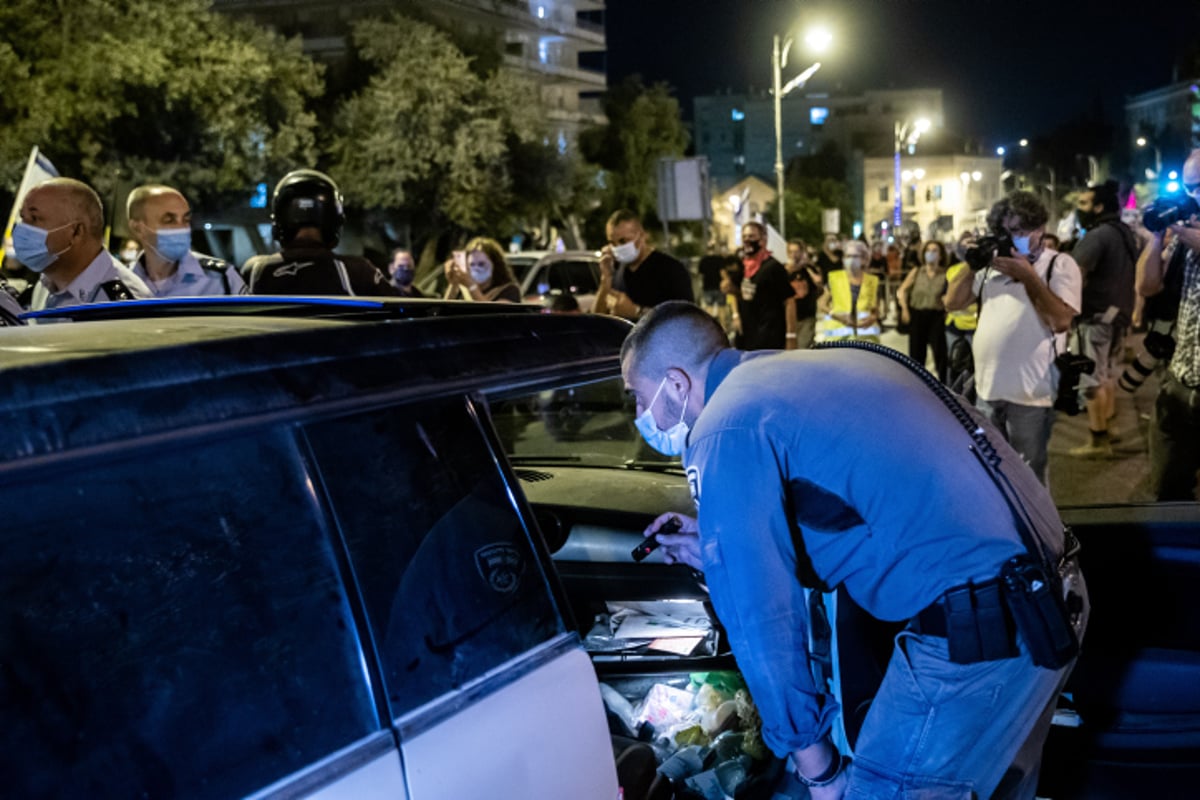 ניסיון דריסה; מפגינים פרצו את הקפסולות