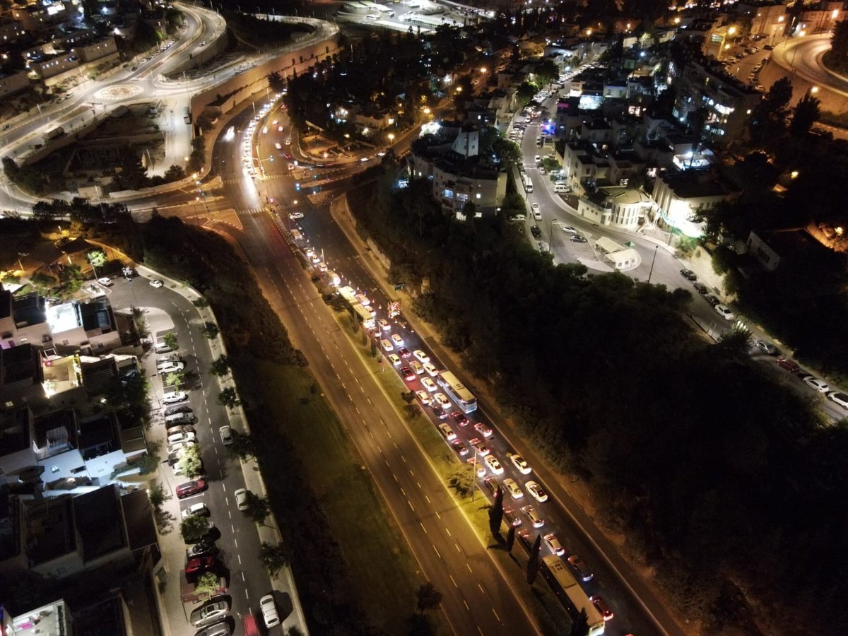 תוצאות הסגר: פקק ענק בכניסה לשכונת רמות