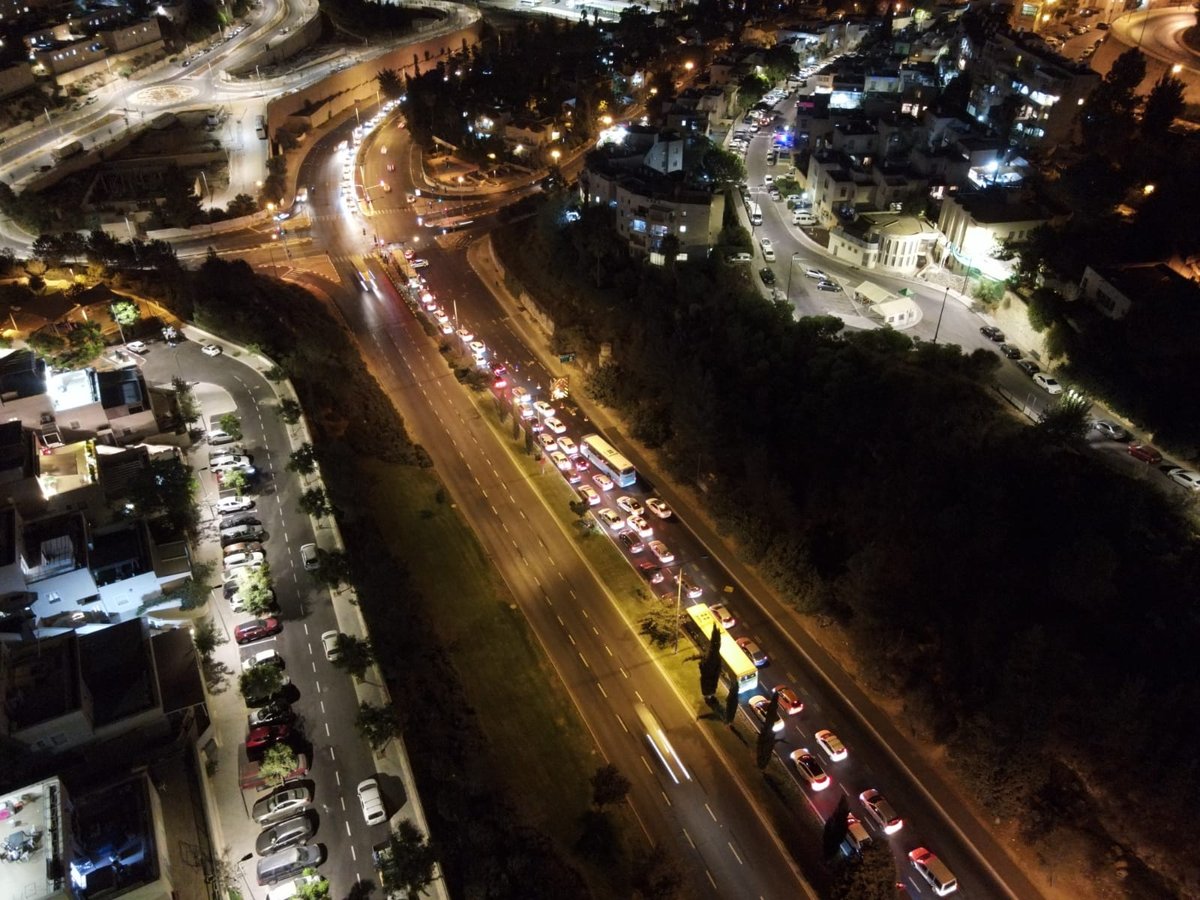 תוצאות הסגר: פקק ענק בכניסה לשכונת רמות