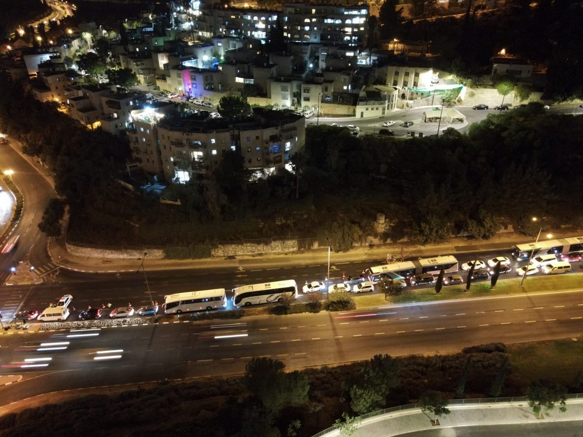 תוצאות הסגר: פקק ענק בכניסה לשכונת רמות