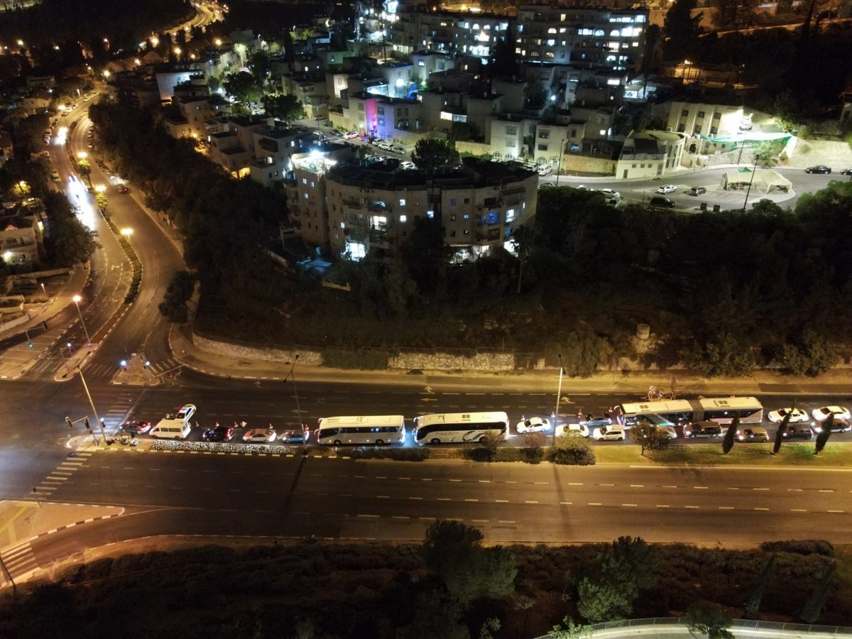 תוצאות הסגר: פקק ענק בכניסה לשכונת רמות