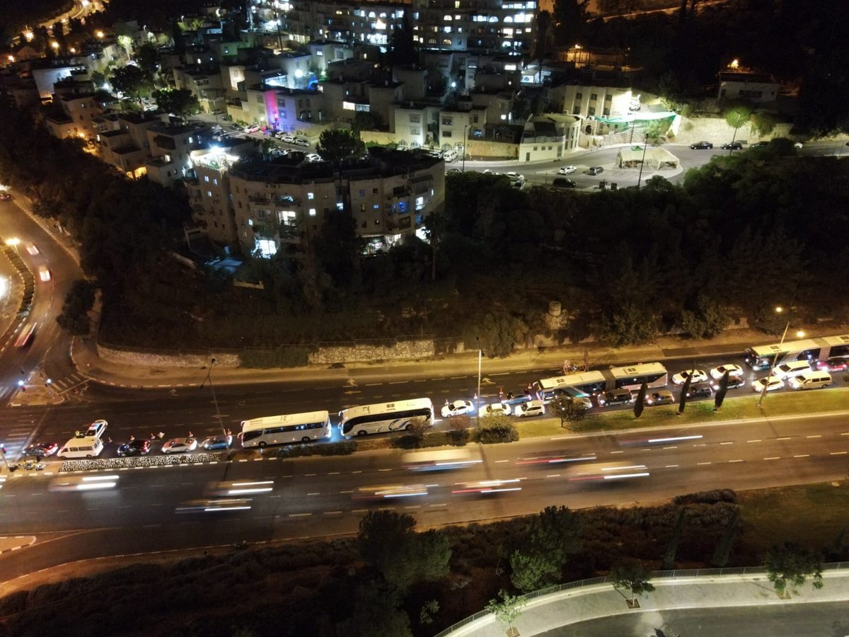 תוצאות הסגר: פקק ענק בכניסה לשכונת רמות