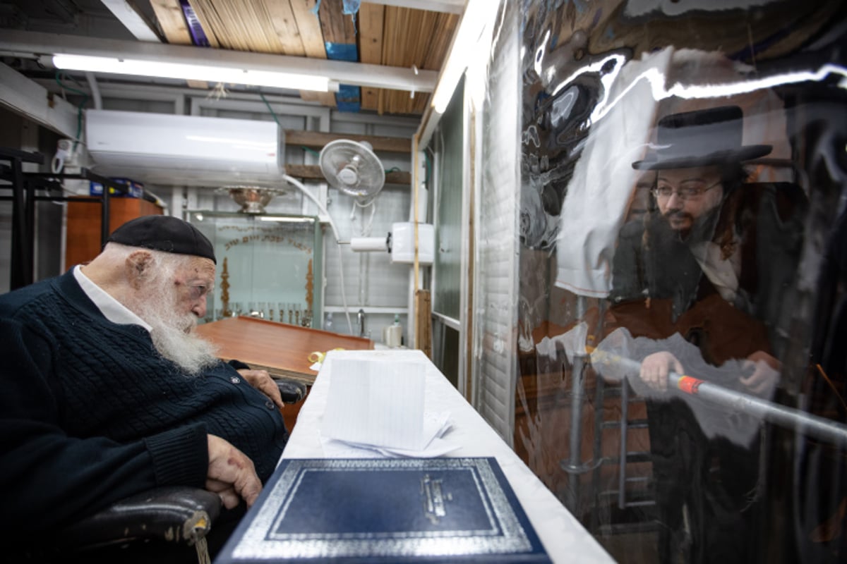 על הגשר: מתברכים ממרן הגר"ח קנייבסקי