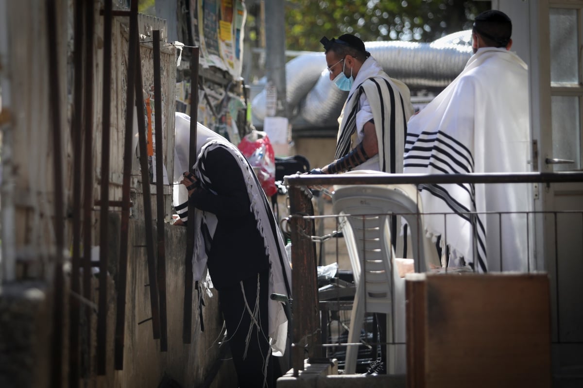 אווירת הסגר בירושלים: מחסומים וקפסולות