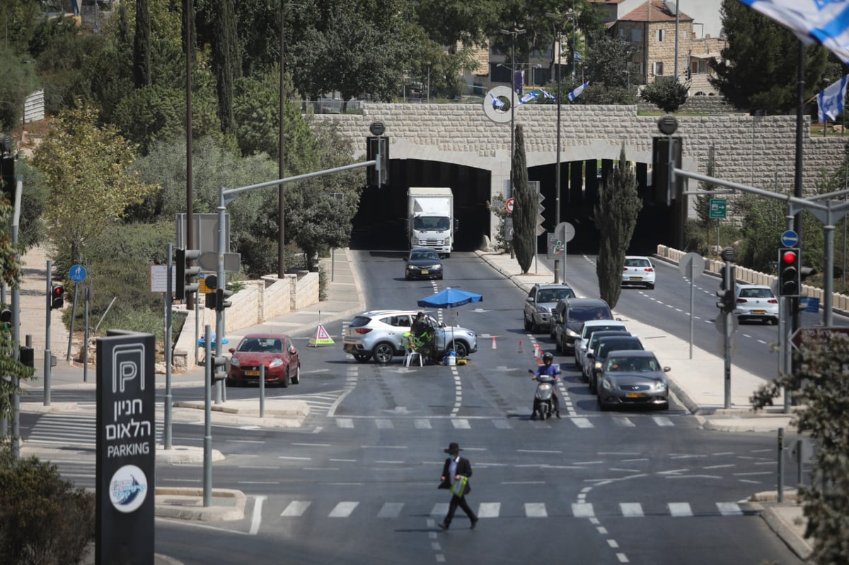 אווירת הסגר בירושלים: מחסומים וקפסולות