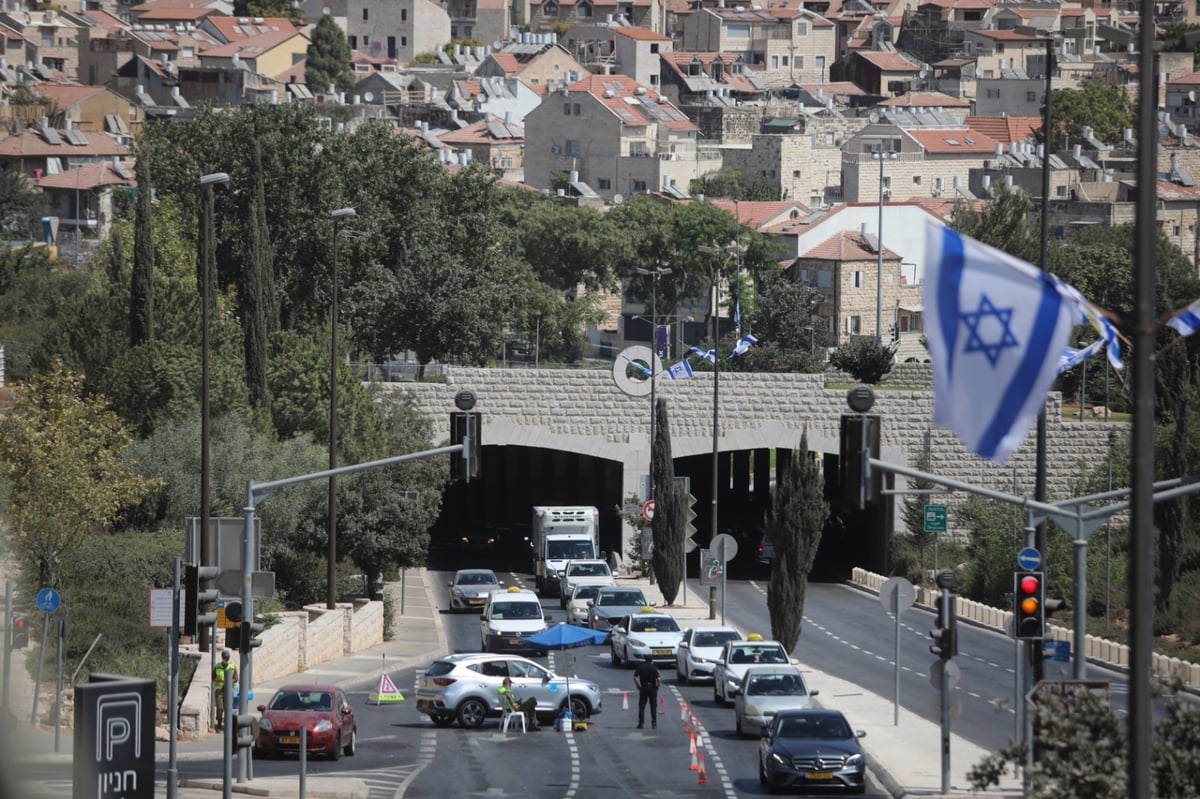 אווירת הסגר בירושלים: מחסומים וקפסולות