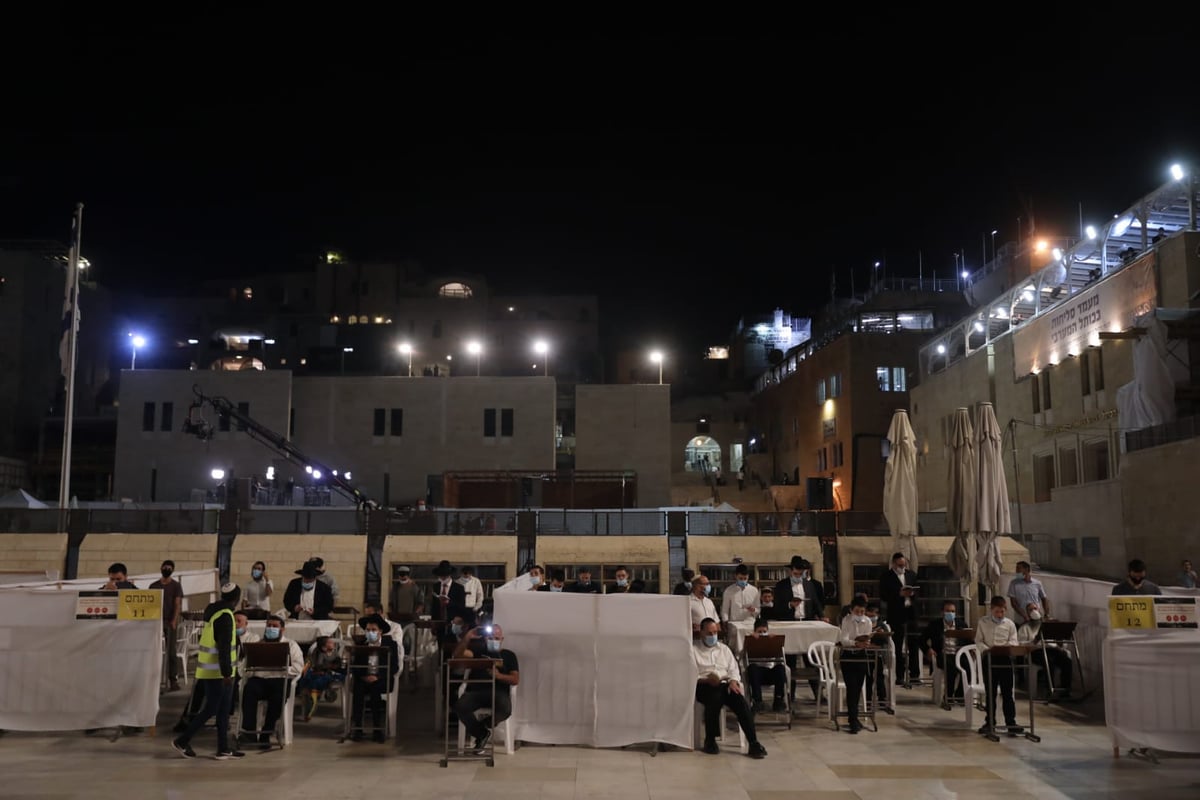 במקום רבבות - רק מאות; הסליחות האחרונות בכותל • צפו