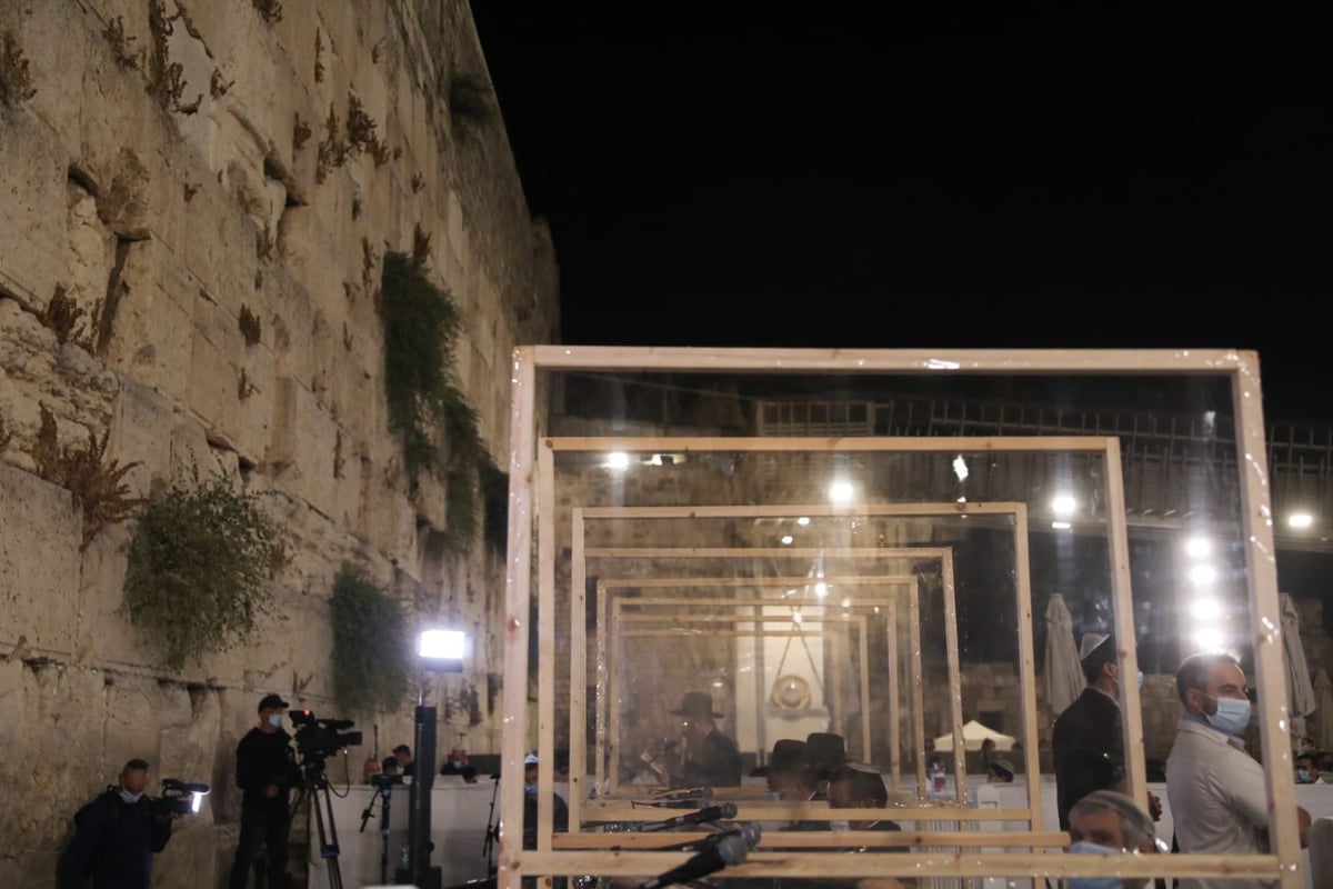 במקום רבבות - רק מאות; הסליחות האחרונות בכותל • צפו