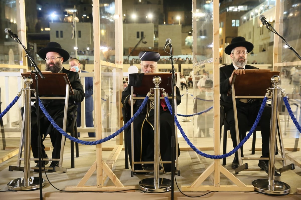 במקום רבבות - רק מאות; הסליחות האחרונות בכותל • צפו