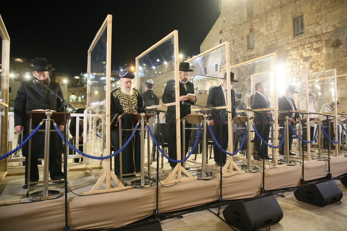 במקום רבבות - רק מאות; הסליחות האחרונות בכותל • צפו