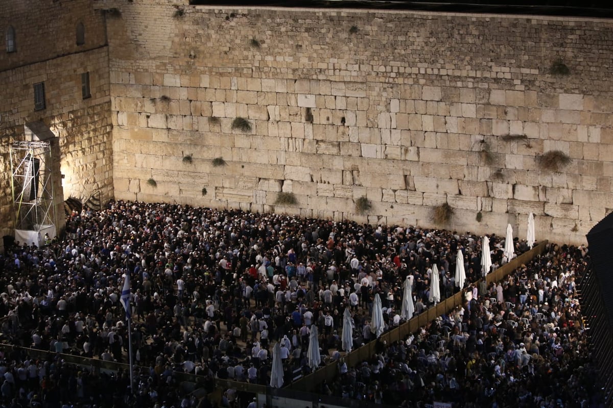 במקום רבבות - רק מאות; הסליחות האחרונות בכותל • צפו