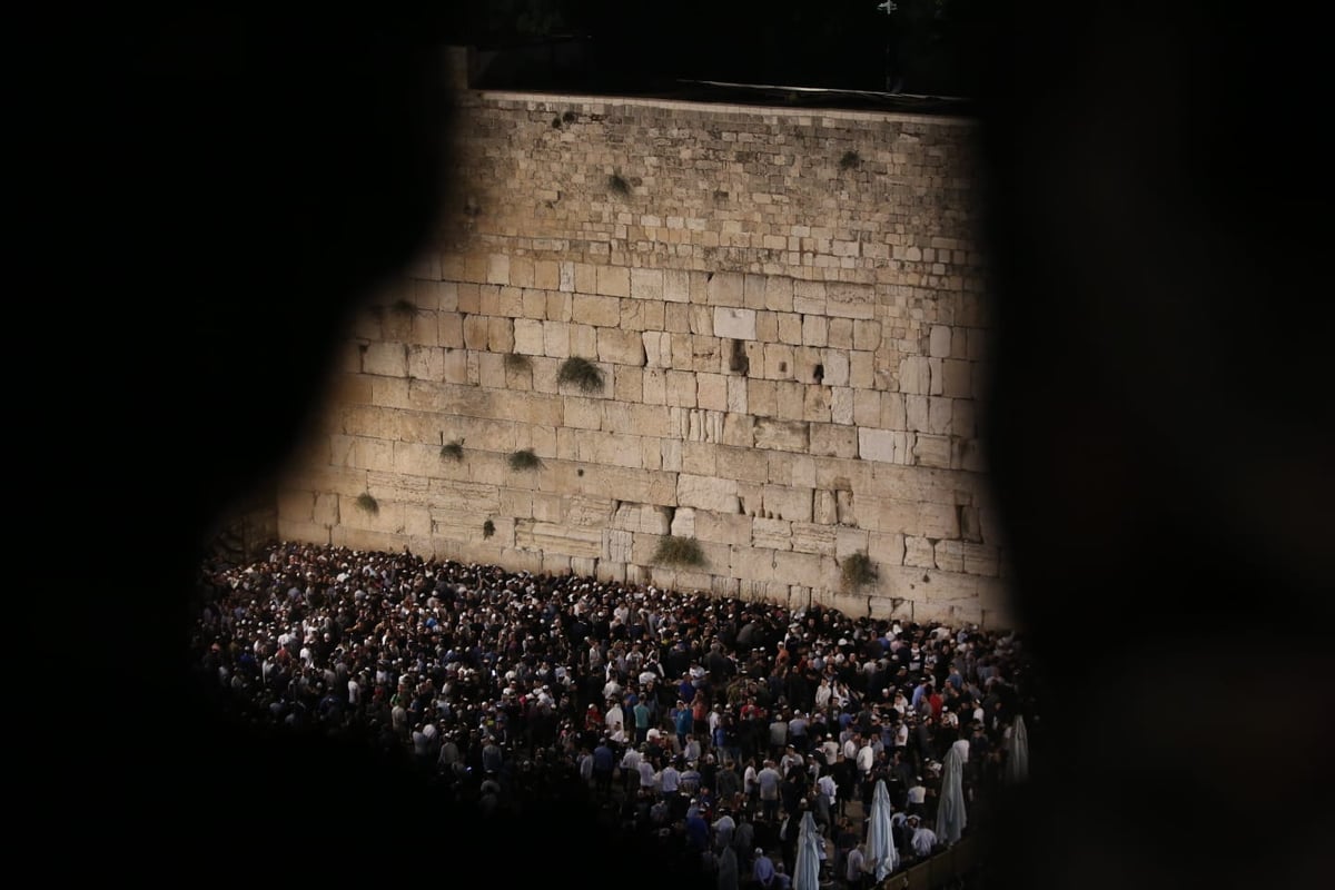 במקום רבבות - רק מאות; הסליחות האחרונות בכותל • צפו