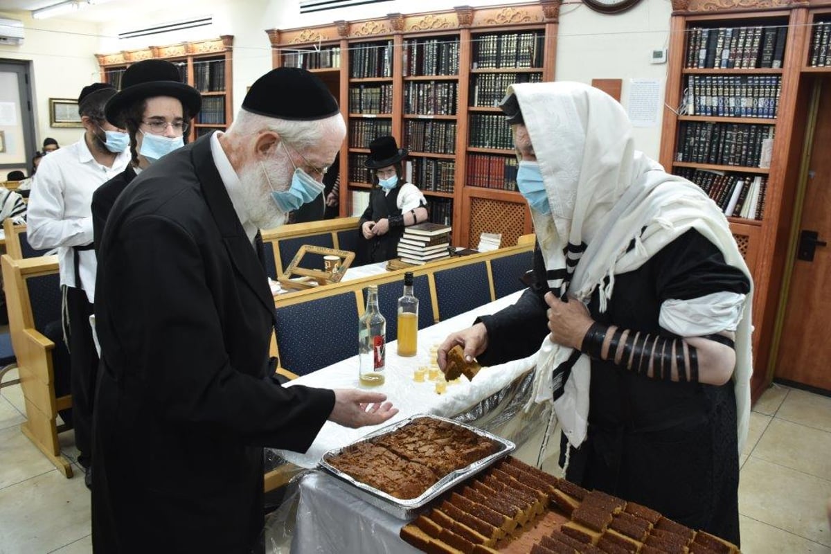 במוצאי יום כיפור: קידוש לבנה ו'טיש יארצייט' באשלג