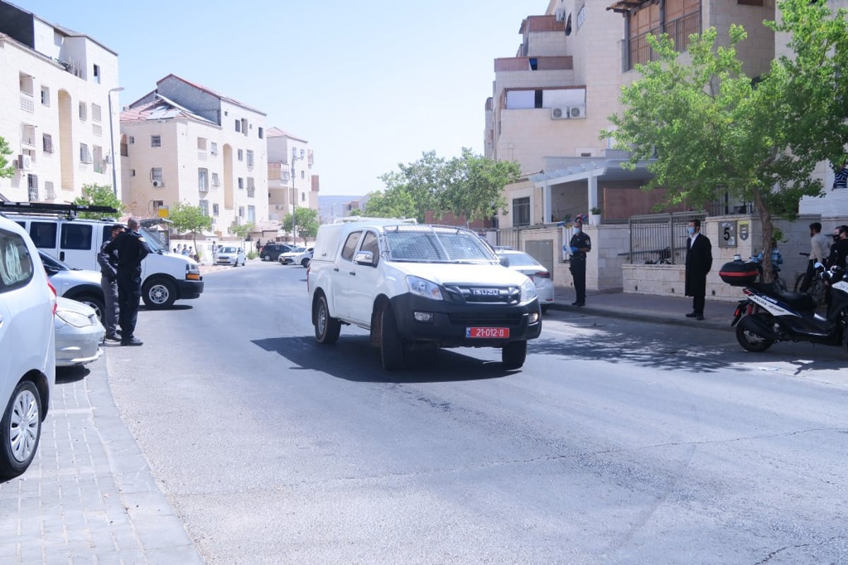 שוב: שוטרים פשטו על ה'שטיבלאך' ופיזרו את המתפללים