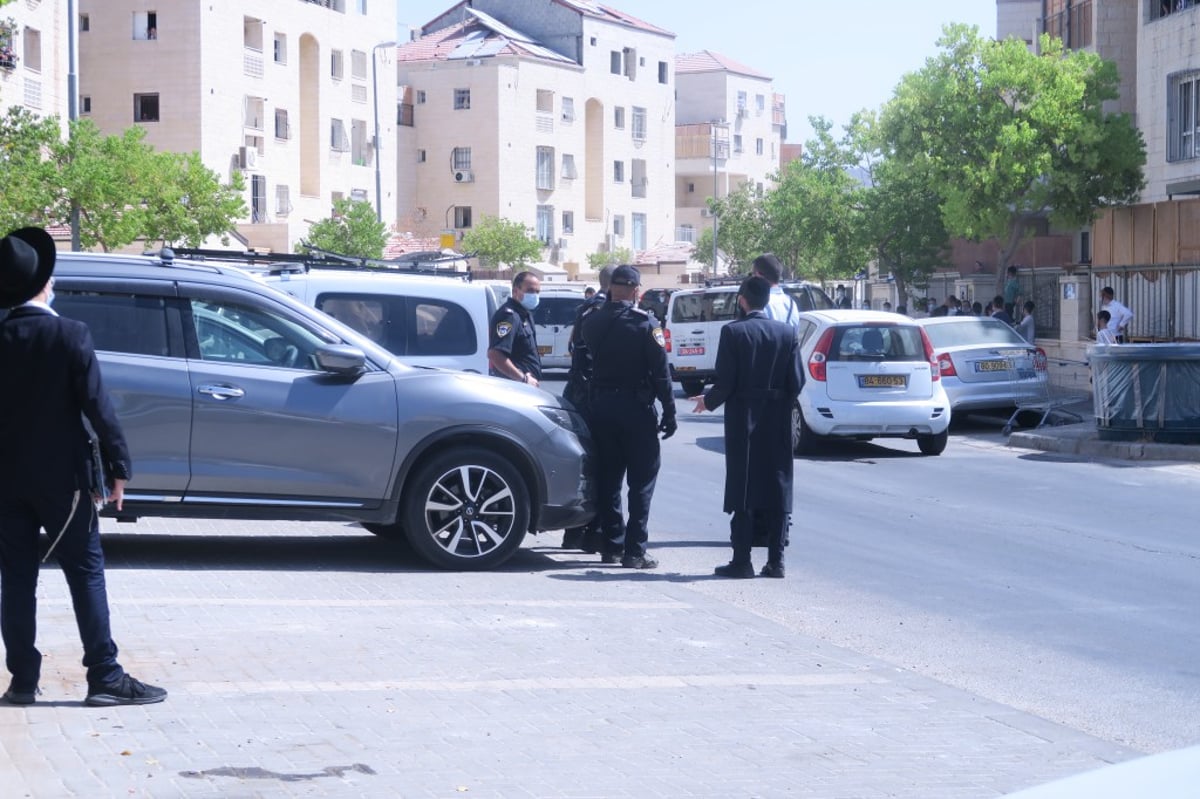 שוב: שוטרים פשטו על ה'שטיבלאך' ופיזרו את המתפללים