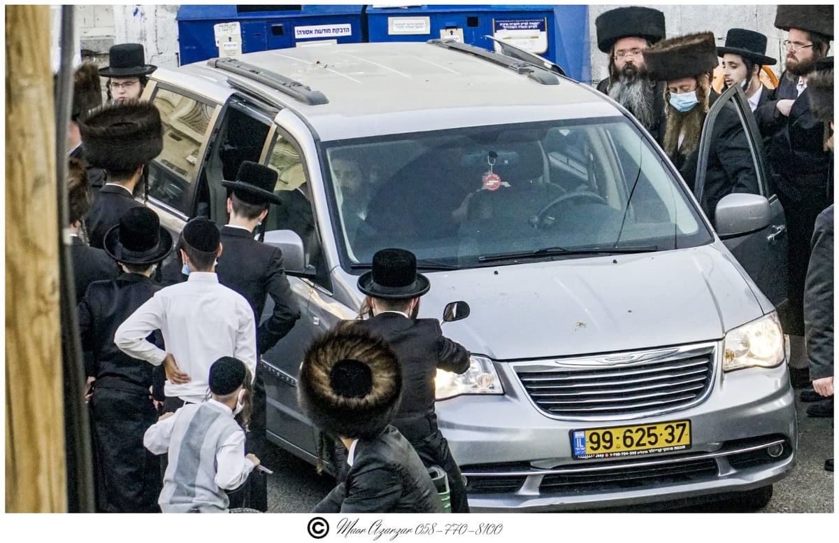 אחרי הלוויית אביו: האדמו"ר מפיטסבורג הלך להתפלל