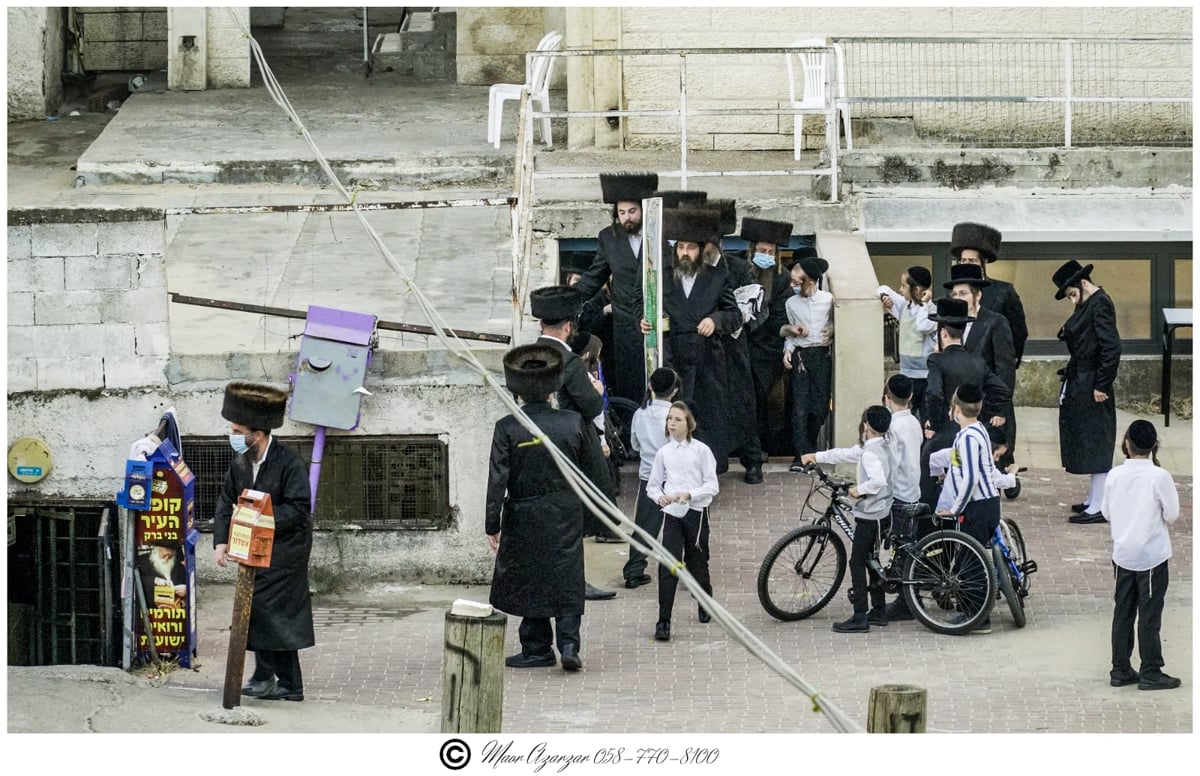 אחרי הלוויית אביו: האדמו"ר מפיטסבורג הלך להתפלל