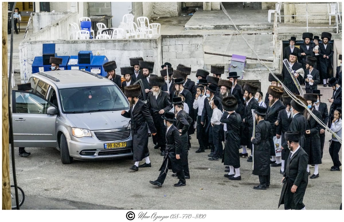 אחרי הלוויית אביו: האדמו"ר מפיטסבורג הלך להתפלל