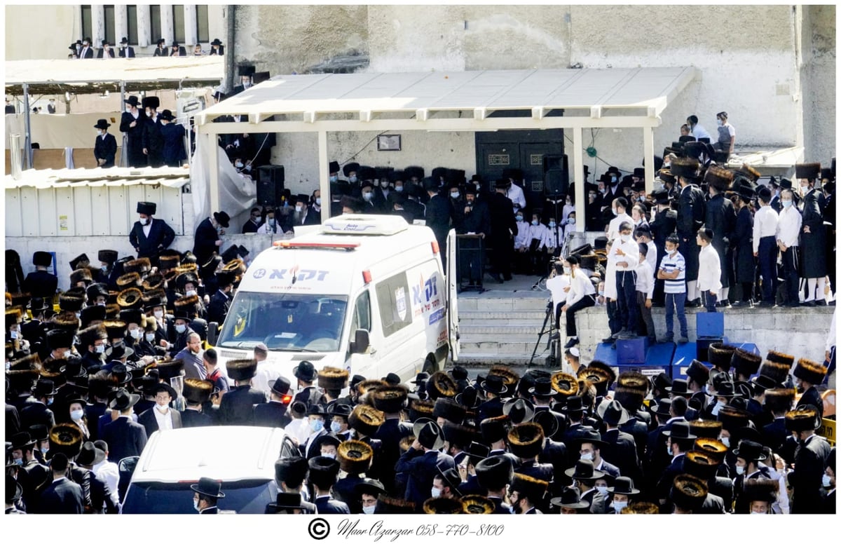 תיעוד: הרבנית האלמנה, בהלוויית האדמו"ר