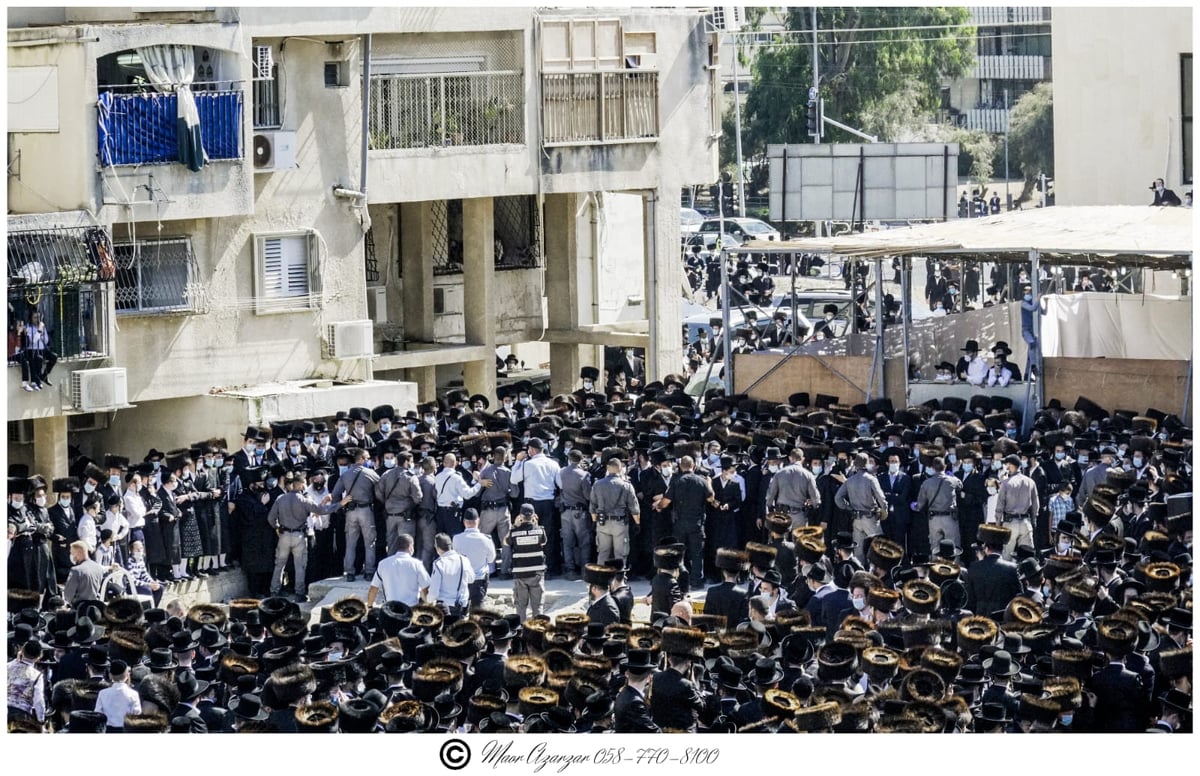 תיעוד: הרבנית האלמנה, בהלוויית האדמו"ר