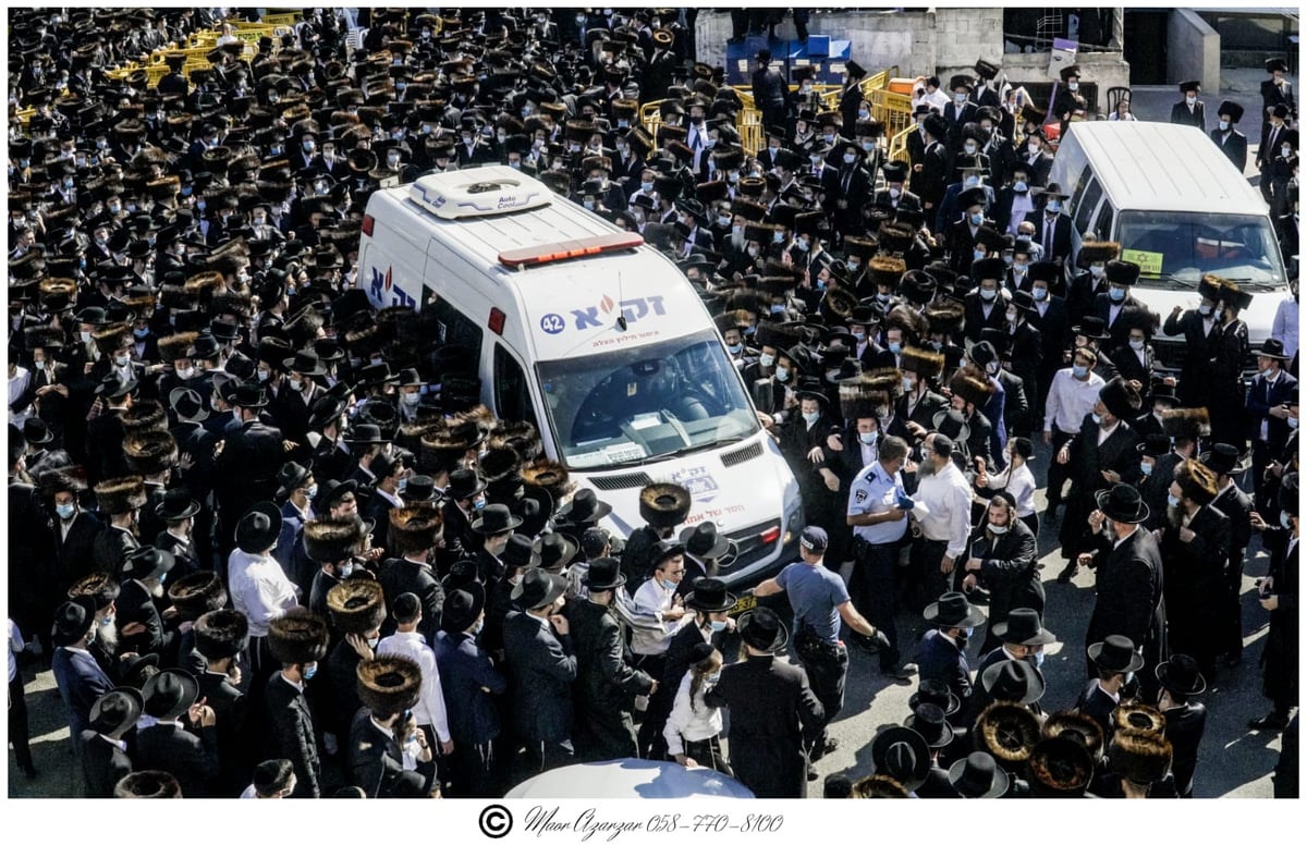 תיעוד: הרבנית האלמנה, בהלוויית האדמו"ר