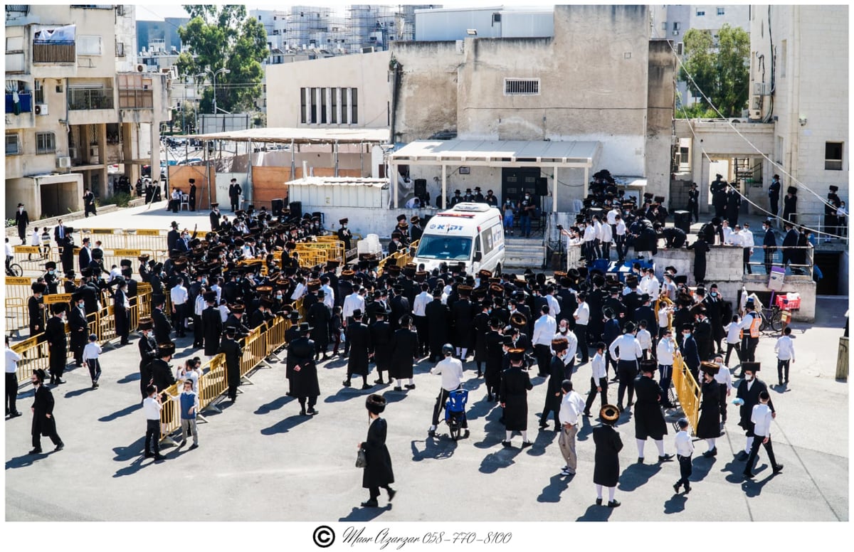 תיעוד: הרבנית האלמנה, בהלוויית האדמו"ר