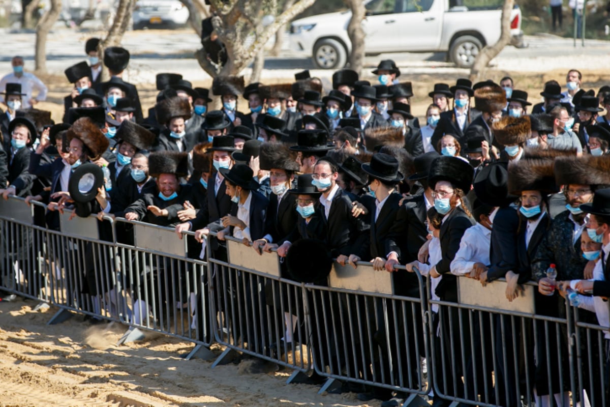 "הלוויית הרבי הייתה באישור"; המשטרה: לא עמדו בתנאים