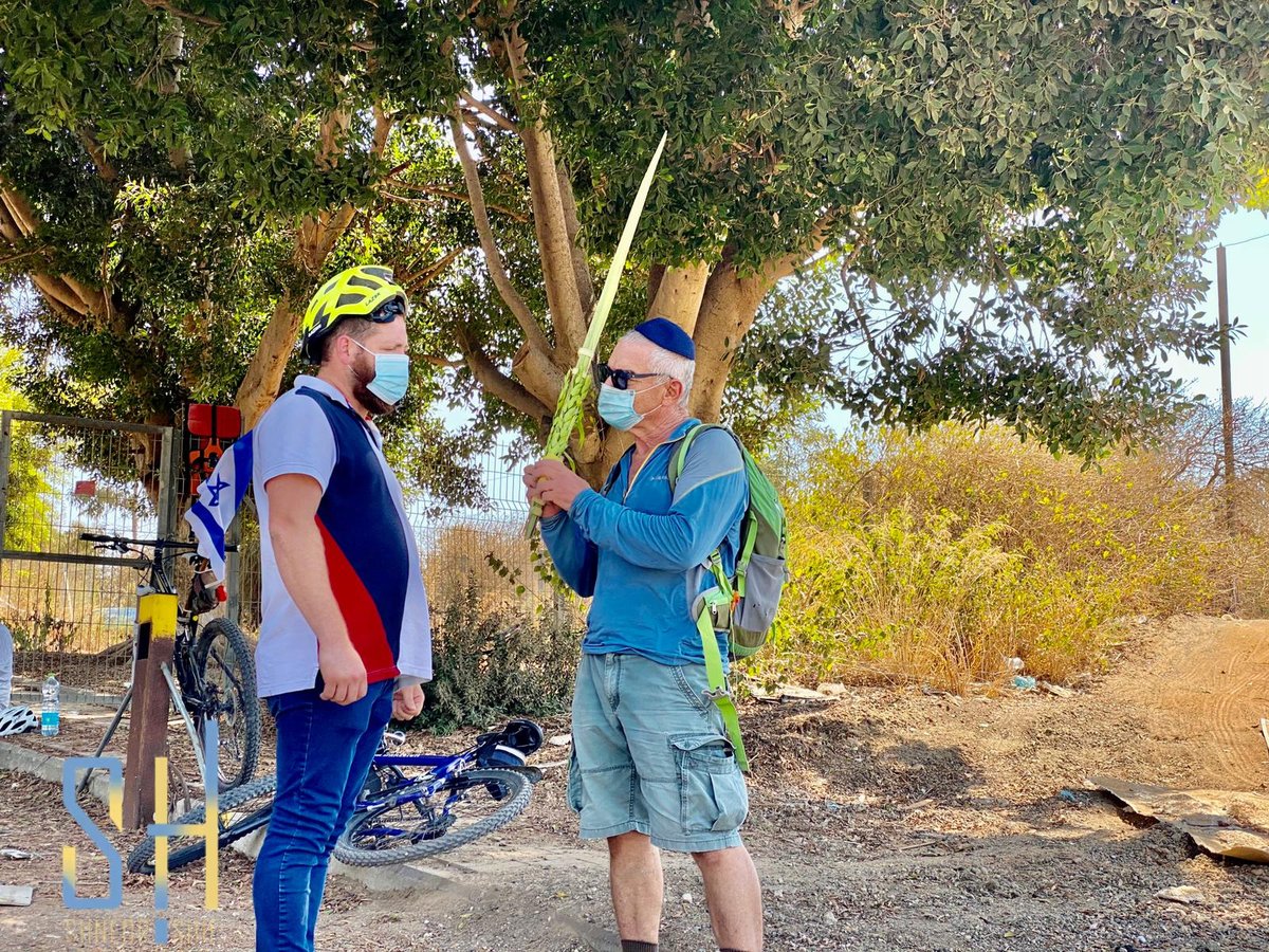 בדרך להפגנה: 'הדגלים השחורים' נטלו לולב