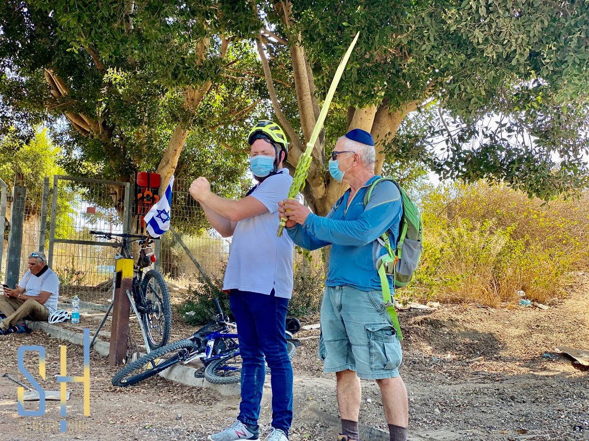 בדרך להפגנה: 'הדגלים השחורים' נטלו לולב