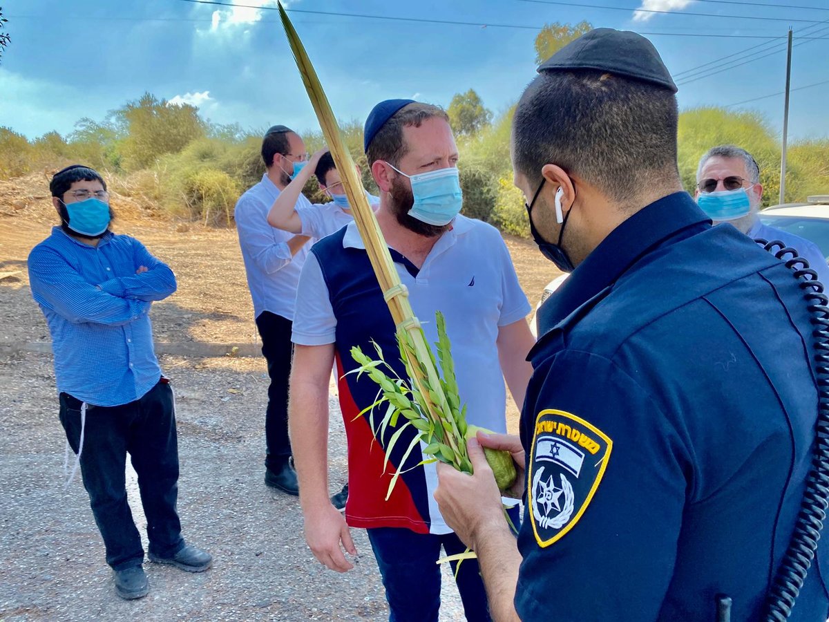 בדרך להפגנה: 'הדגלים השחורים' נטלו לולב