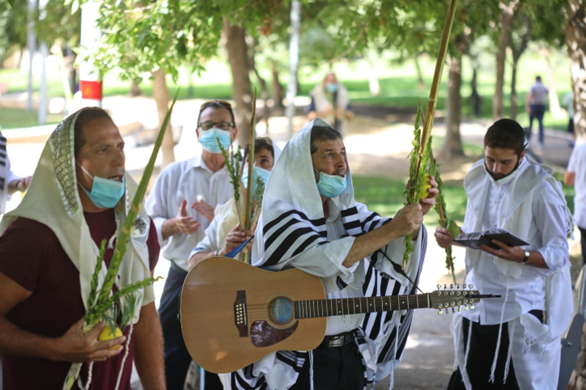 ה'קרלביכסטים' לא ויתרו • צפו בתפילת החג