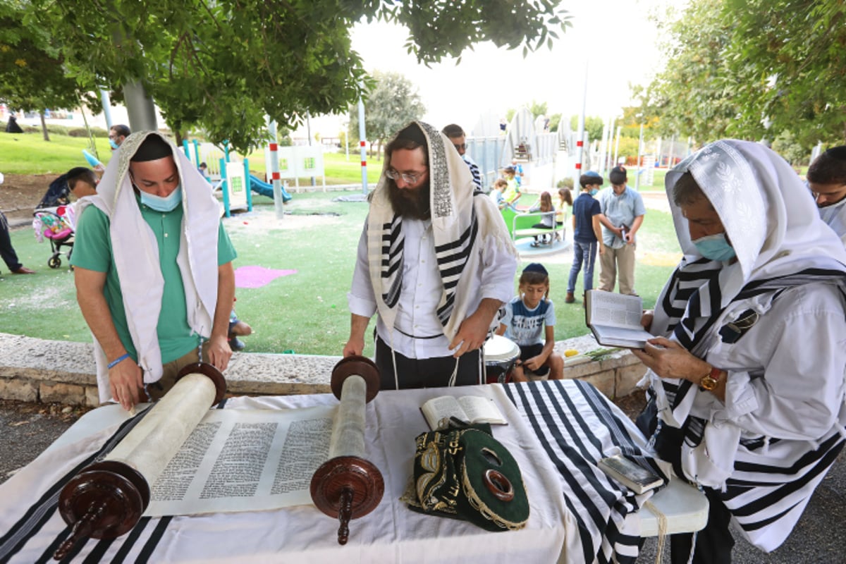 ה'קרלביכסטים' לא ויתרו • צפו בתפילת החג