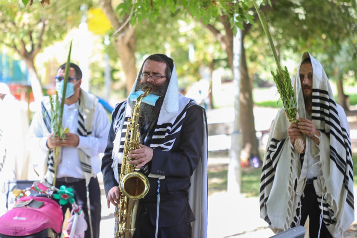 ה'קרלביכסטים' לא ויתרו • צפו בתפילת החג