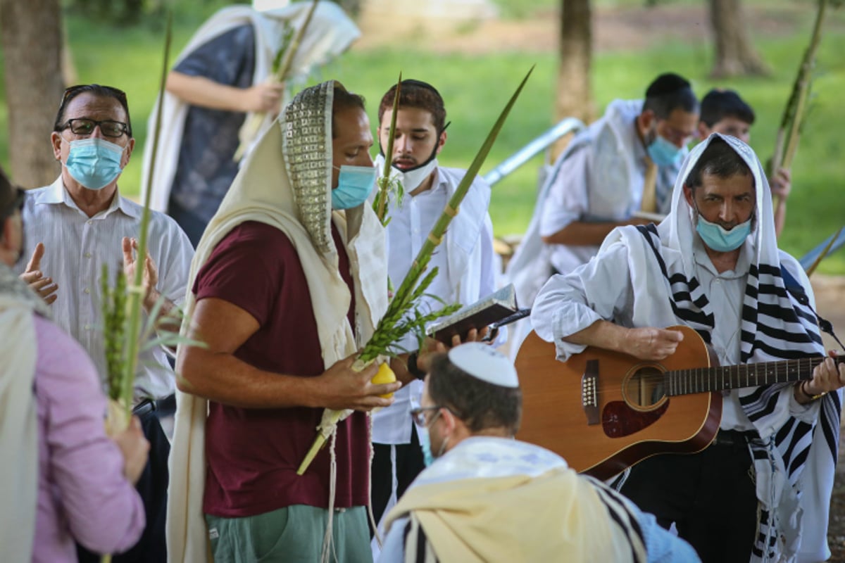 ה'קרלביכסטים' לא ויתרו • צפו בתפילת החג