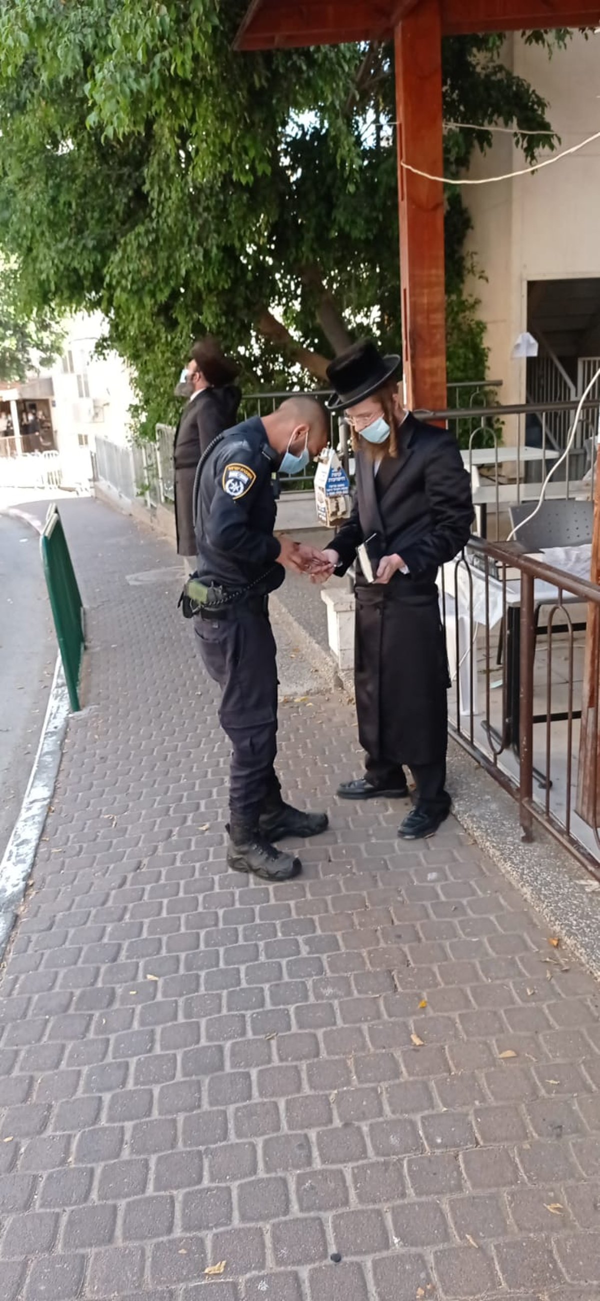 תיעוד: המשטרה פשטה על קרית סערט ויז'ניץ